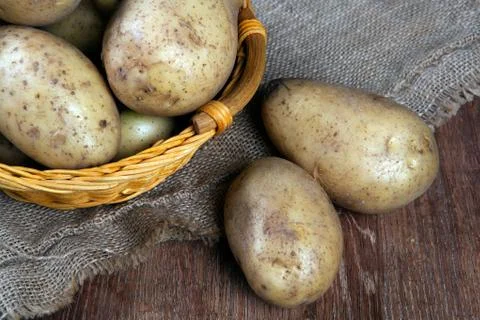Bunch of potatoes in the basket Foto stock