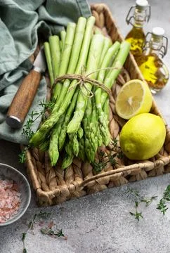 Bunch of raw asparagus stems with different spices Foto stock
