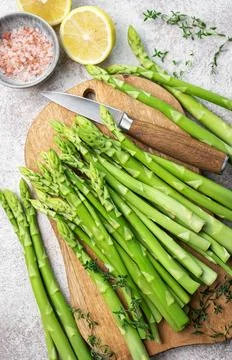 Bunch of raw asparagus stems with different spices Foto stock