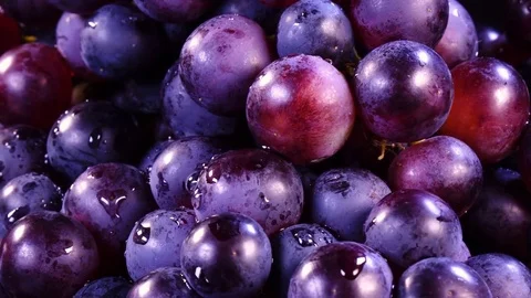 Bunch of red grapes with drops of water rotates in 4K. Vídeo Stock 78285846