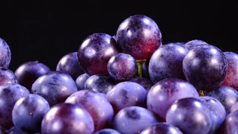Bunch of red grapes rotates against black background in 4K. 库存影片 78286092