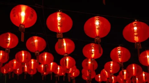 A bunch of red lanterns hanging from the ceiling Vidéo 318103813