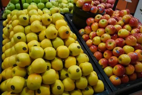 Bunch of red, yellow apples on boxes in supermarket. Apples being sold at pub 스톡 사진