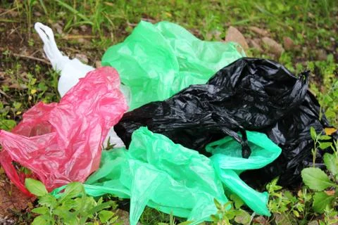 A bunch of reusable, multi-colored plastic bags polluting the environment. Ga Foto stock