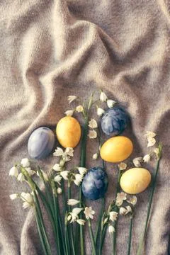 Bunch of snowdrops and Easter eggs Foto stock
