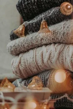 A bunch of sweaters, light bulbs, lanterns, cozy winter interior details, hom Foto stock