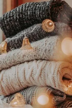 A bunch of sweaters, light bulbs, lanterns, cozy winter interior details, hom Foto stock