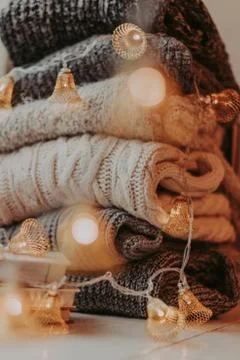 A bunch of sweaters, light bulbs, lanterns, cozy winter interior details, hom Foto stock