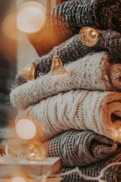 A bunch of sweaters, light bulbs, lanterns, cozy winter interior details, hom Stock-Fotos