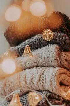 A bunch of sweaters, light bulbs, lanterns, cozy winter interior details, hom Stock-Fotos