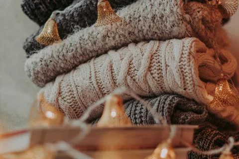 A bunch of sweaters, light bulbs, lanterns, cozy winter interior details, hom Foto stock