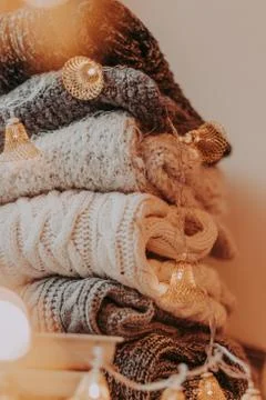 A bunch of sweaters, light bulbs, lanterns, cozy winter interior details, hom Stock-Fotos