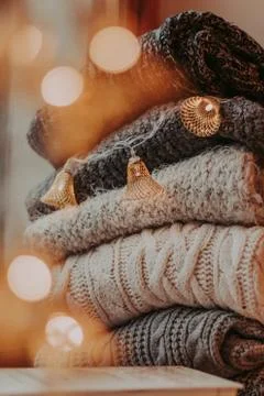 A bunch of sweaters, light bulbs, lanterns, cozy winter interior details, hom Stock-Fotos