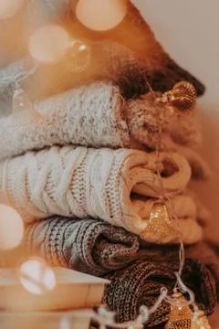 A bunch of sweaters, light bulbs, lanterns, cozy winter interior details, hom Foto stock