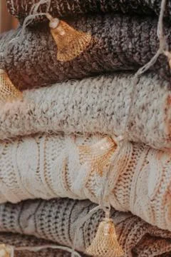 A bunch of sweaters, light bulbs, lanterns, cozy winter interior details, hom Stock-Fotos
