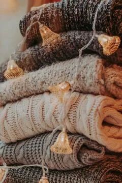 A bunch of sweaters, light bulbs, lanterns, cozy winter interior details, hom Foto stock