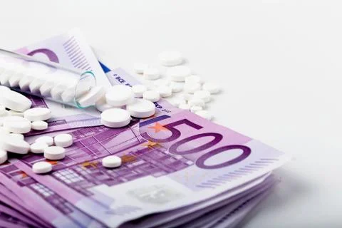 Bunch of white tablets with banknotes Foto stock