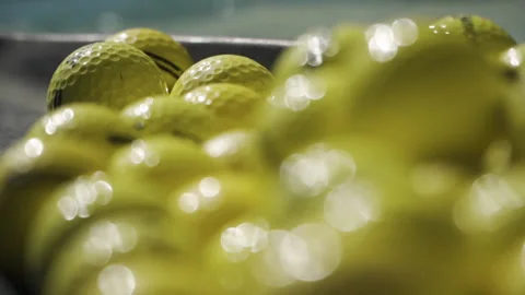 A bunch of yellow golf balls 库存影片 155363489