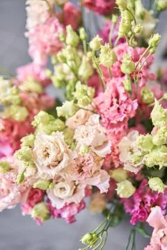 Bunches of flowers different varieties eustoma in vases. Lovely Vintage Foto stock