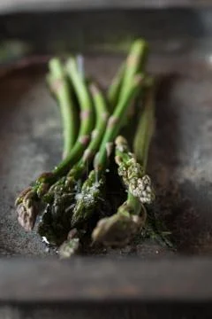 Bundle of Asparagus in Iron Tray Foto stock