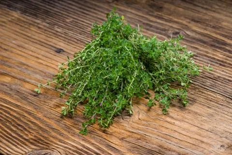 Bundle of fresh thyme on a table Foto stock
