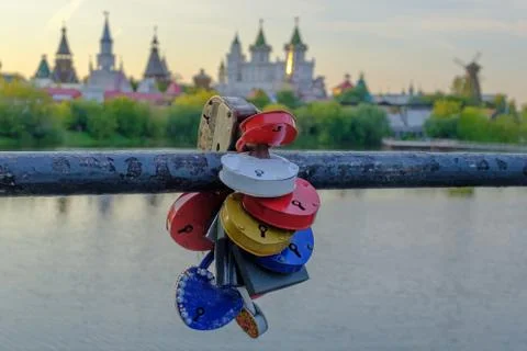 Bundle of love locks attached on bridge on water of lake background. Foto stock