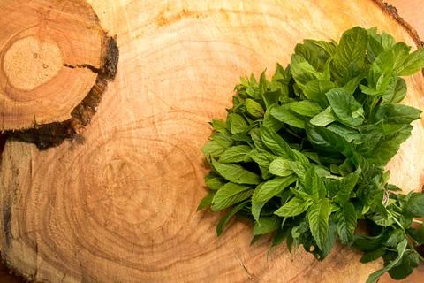 Bundle of mint on wooden background. Copy space. Top view. Rustic style Foto stock