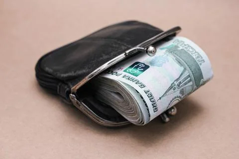 A bundle of Russian banknotes of 1000 rubles in an old black wallet. Foto stock