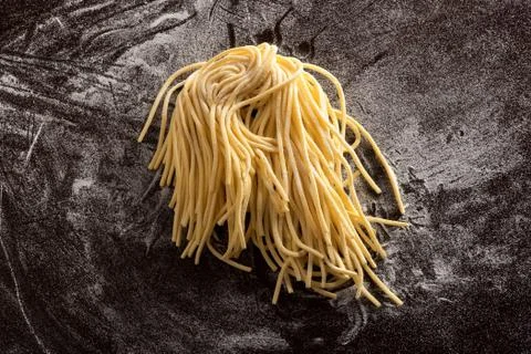 Bundle of uncooked homemade spaghetti Foto stock