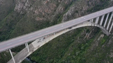 Bungee jumper jumping off Bloukrans Bridge, South Africa Stock Footage 115886701