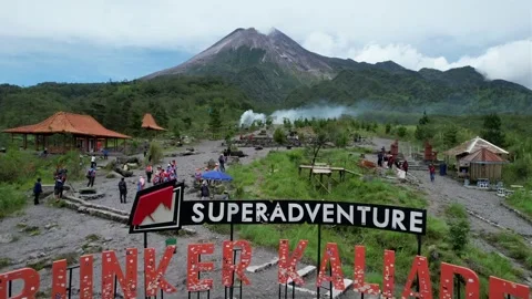 Bungker Kali adem with Merapi Volcano Lava Tour 動画素材 321649054