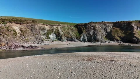 Bunmahon Beach and Coastal Cliffs on Celtic Sea 4K Vidéo 333414467
