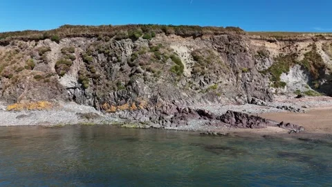 Bunmahon Beach Cliffs and Shoreline on Celtic Sea 4K Vidéo 333414388