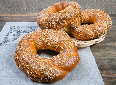 Buns in a wicker basket Foto stock