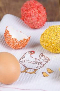Bunte Eier hoch Ostereier mit Eierschalensplittern beschichtet Copyright: ... Stock Photos