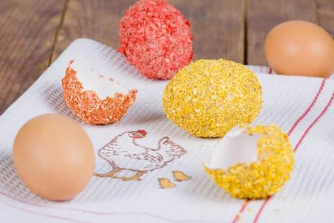 Bunte Eier Ostereier mit Eierschalensplittern beschichtet Copyright: xZoon... Stock Photos