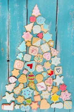Bunte Pltzchen oder Kekse formen ein Weihnachtsbaum oder Tannenbaum, Weihnach 写真素材