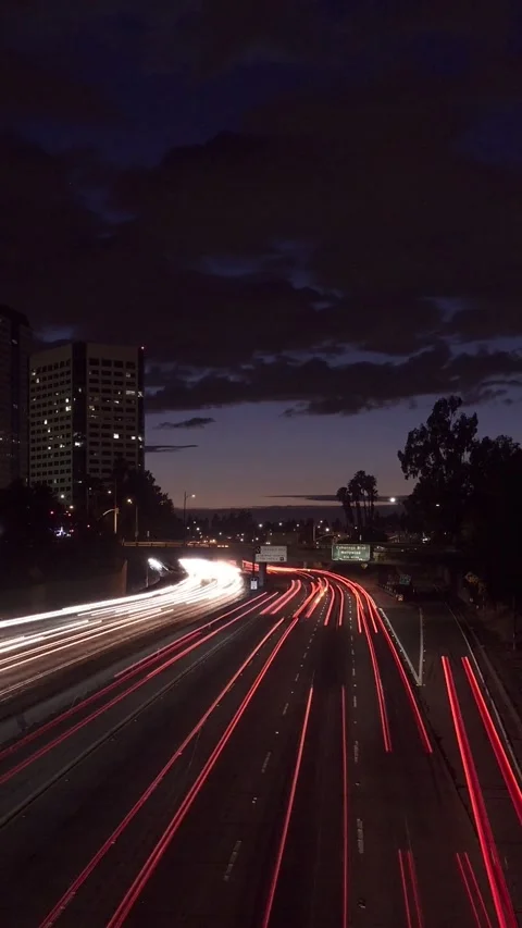 Burbank Riverside Drive media studio district 134 timelapse, cloudy blue hour 스톡 동영상 342669402