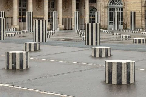 The Burens Columns (the two trays) installed in the Honor courtyard of the .. Stock-Fotos