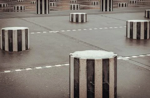 The Burens Columns (the two trays) installed in the Honor courtyard of the .. Stock-Fotos