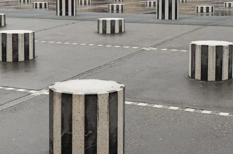 The Burens Columns (the two trays) installed in the Honor courtyard of the .. Stock-Fotos