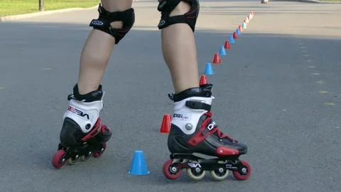 BURGAS, BULGARIA - AUGUST 8, 2016: Young girl roller skating in the park. Stockbeeldmateriaal 152777031