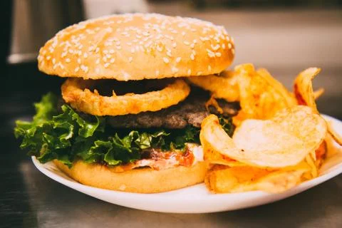 Burger and chips Foto stock
