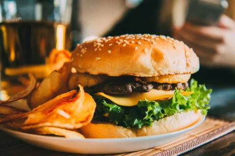 Burger and chips Foto stock