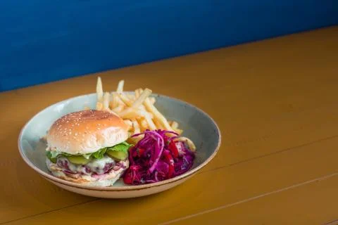 Burger and chips 库存照片
