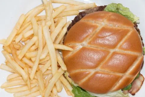 Burger and chips Stock-Fotos