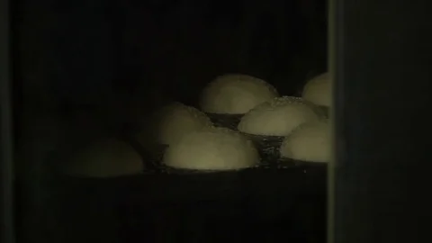 Burger buns are baked 스톡 동영상 80627912