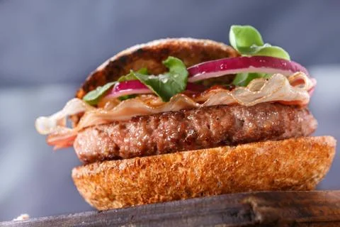 Burger close up on a cutting board. Foto stock