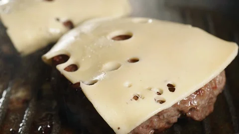 On the burger cutlet put cheese.The process of cooking cutlet for a burger. Vidéo 111213974