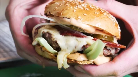 Burger dripping sauce  库存影片 201894475